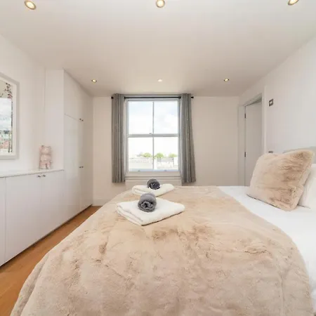 Stunning Spacious En-suite Flat - 6 Min To Trains -pass The Keys London