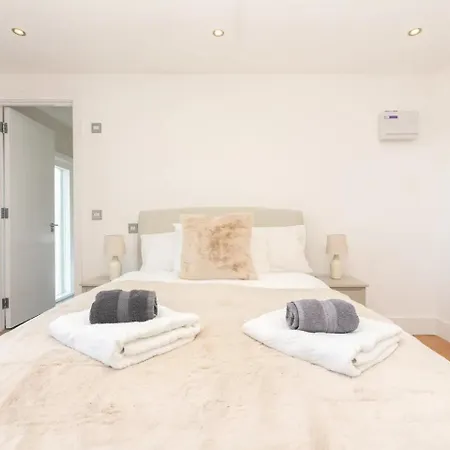 Stunning Spacious En-suite Flat - 6 Min To Trains -pass The Keys