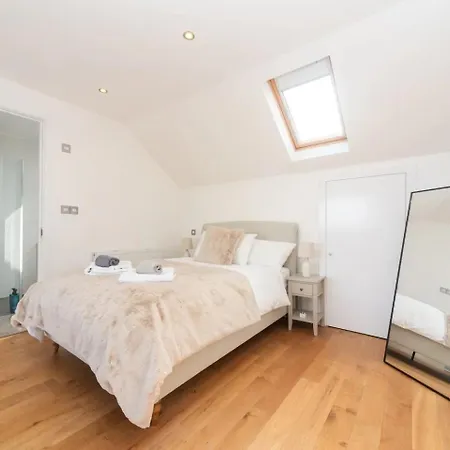 Stunning Spacious En-suite Flat - 6 Min To Trains -pass The Keys * London