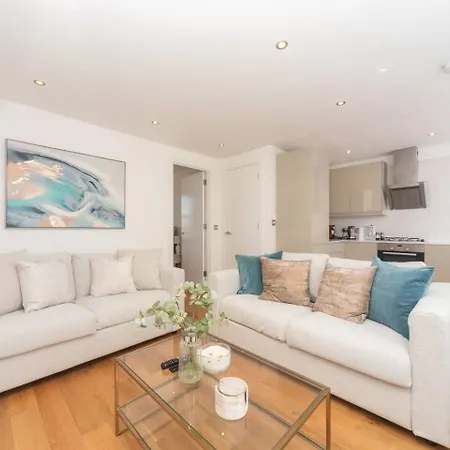 Stunning Spacious En-suite Flat - 6 Min To Trains -pass The Keys Apartment