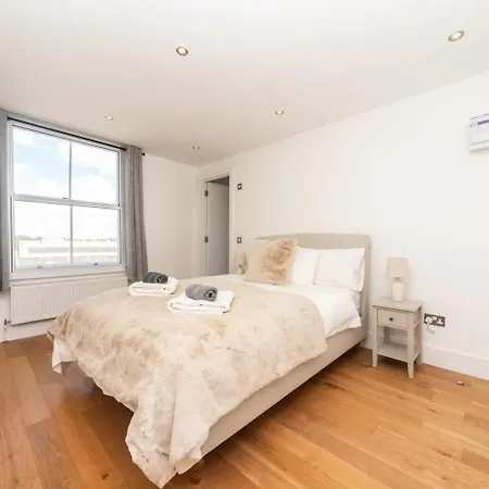 Stunning Spacious En-suite Flat - 6 Min To Trains -pass The Keys Apartment London