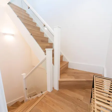 Stunning Spacious En-suite Flat - 6 Min To Trains -pass The Keys * London