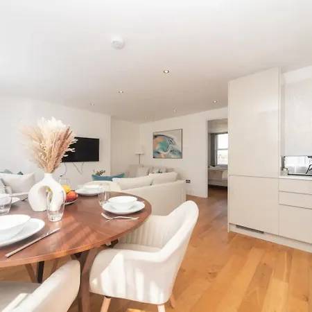 Stunning Spacious En-suite Flat - 6 Min To Trains -pass The Keys Apartment