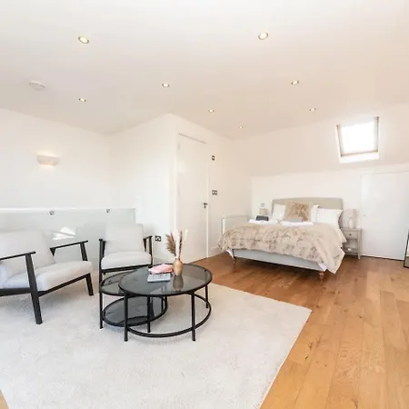 Stunning Spacious En-suite Flat - 6 Min To Trains -pass The Keys Apartment