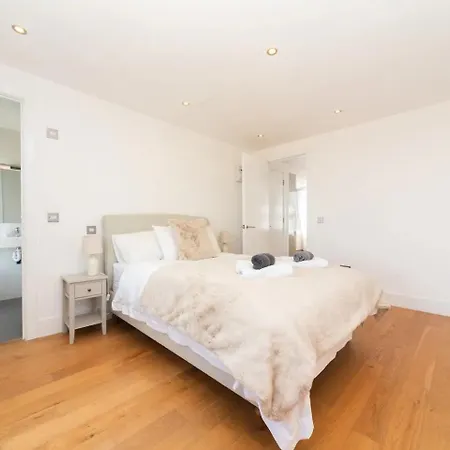Stunning Spacious En-suite Flat - 6 Min To Trains -pass The Keys London