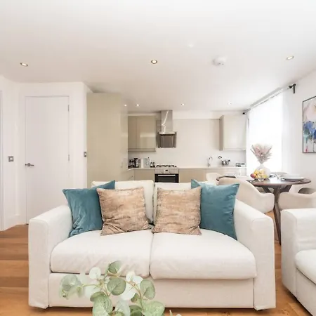 Stunning Spacious En-suite Flat - 6 Min To Trains -pass The Keys * London