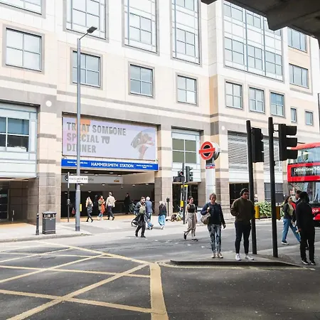 Stunning Spacious En-suite Flat - 6 Min To Trains -pass The Keys Apartment *