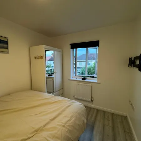Spacious 3 Bedroom Home, With Private Driveway 5 Minutes From Excel Centre & Custom House Holiday home