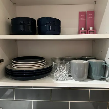 Holiday home Spacious 3 Bedroom Home, With Private Driveway 5 Minutes From Excel Centre & Custom House