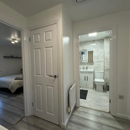 Spacious 3 Bedroom Home, With Private Driveway 5 Minutes From Excel Centre & Custom House