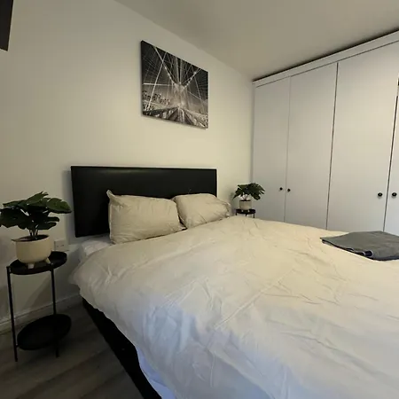 Holiday home Spacious 3 Bedroom Home, With Private Driveway 5 Minutes From Excel Centre & Custom House