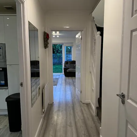 Spacious 3 Bedroom Home, With Private Driveway 5 Minutes From Excel Centre & Custom House London