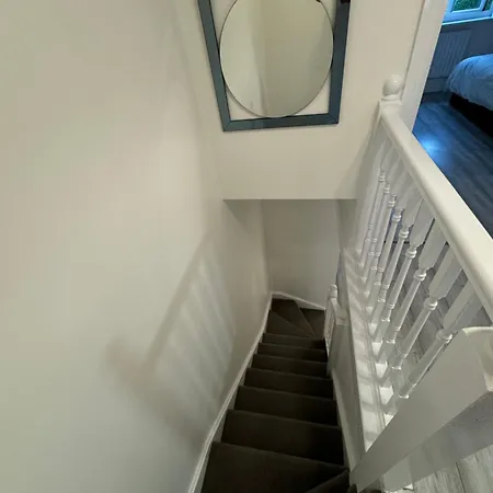 Spacious 3 Bedroom Home, With Private Driveway 5 Minutes From Excel Centre & Custom House Holiday home *