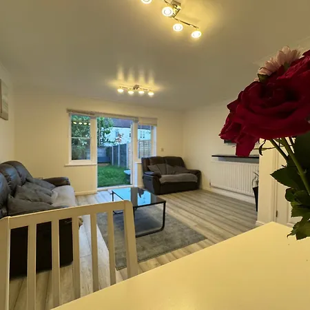 Spacious 3 Bedroom Home, With Private Driveway 5 Minutes From Excel Centre & Custom House Holiday home London