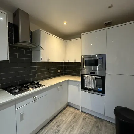 Holiday home Spacious 3 Bedroom Home, With Private Driveway 5 Minutes From Excel Centre & Custom House London