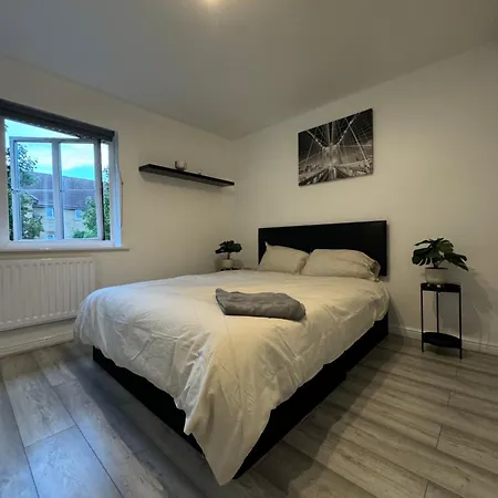 Spacious 3 Bedroom Home, With Private Driveway 5 Minutes From Excel Centre & Custom House * London