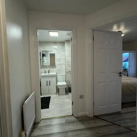Spacious 3 Bedroom Home, With Private Driveway 5 Minutes From Excel Centre & Custom House