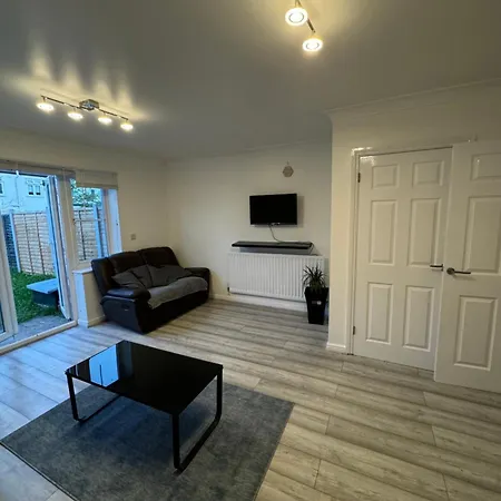 Spacious 3 Bedroom Home, With Private Driveway 5 Minutes From Excel Centre & Custom House * London