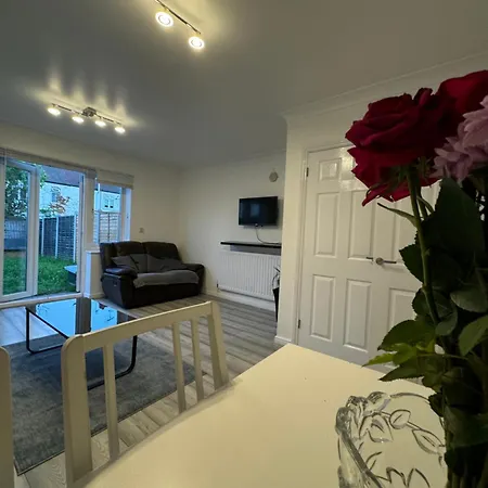 Holiday home Spacious 3 Bedroom Home, With Private Driveway 5 Minutes From Excel Centre & Custom House *