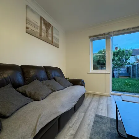Spacious 3 Bedroom Home, With Private Driveway 5 Minutes From Excel Centre & Custom House Holiday home *
