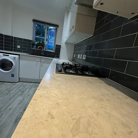 Holiday home Spacious 3 Bedroom Home, With Private Driveway 5 Minutes From Excel Centre & Custom House *