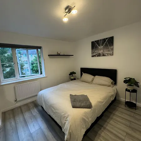 Spacious 3 Bedroom Home, With Private Driveway 5 Minutes From Excel Centre & Custom House London