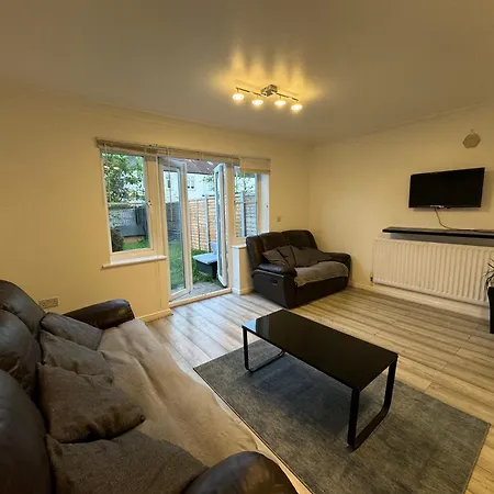 Spacious 3 Bedroom Home, With Private Driveway 5 Minutes From Excel Centre & Custom House Holiday home *