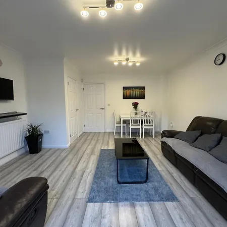 Spacious 3 Bedroom Home, With Private Driveway 5 Minutes From Excel Centre & Custom House *