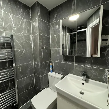 Spacious 3 Bedroom Home, With Private Driveway 5 Minutes From Excel Centre & Custom House London
