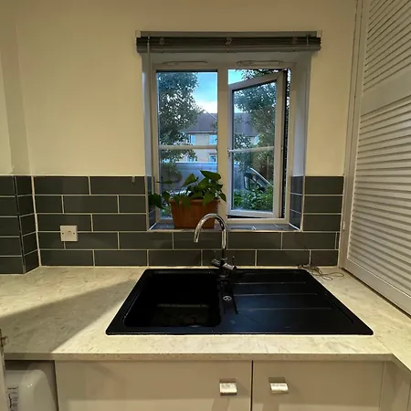 Spacious 3 Bedroom Home, With Private Driveway 5 Minutes From Excel Centre & Custom House * London
