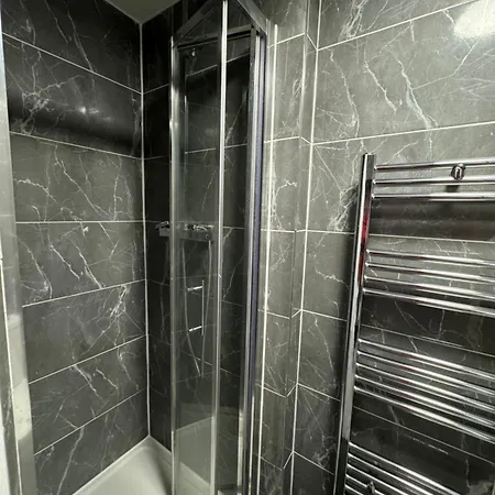 Spacious 3 Bedroom Home, With Private Driveway 5 Minutes From Excel Centre & Custom House Holiday home *