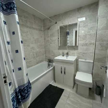 Spacious 3 Bedroom Home, With Private Driveway 5 Minutes From Excel Centre & Custom House Holiday home
