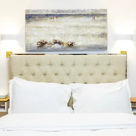 Carlton Court - Mayfair Apartahotel 5*