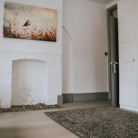 Apartment The Near Strawberry Hill *
