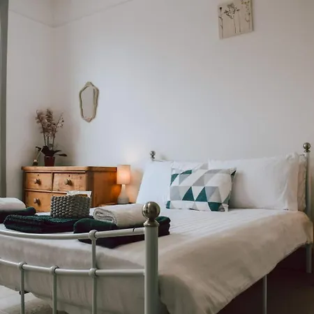 The Near Strawberry Hill Apartment