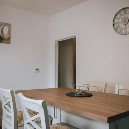 The Near Strawberry Hill Apartment