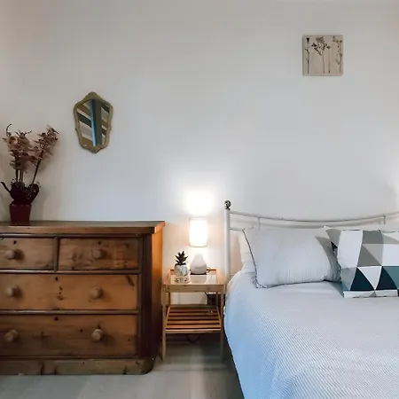 The Near Strawberry Hill Apartment *
