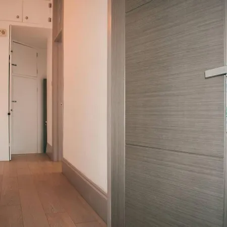 Apartment The Near Strawberry Hill *