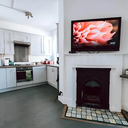 The Near Strawberry Hill Apartment