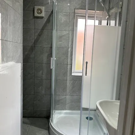 Guest house Double With Free Wifi Keedonwood Road