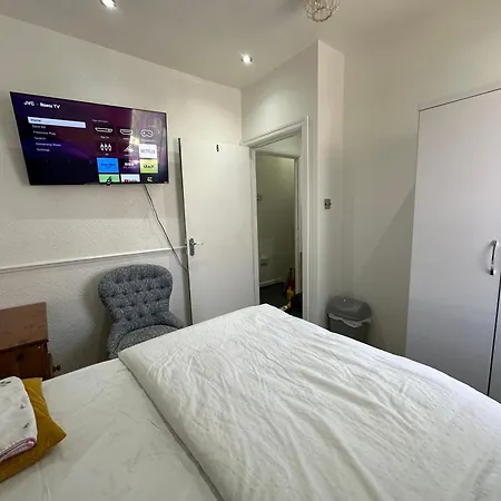Guest house Double With Free Wifi Keedonwood Road *