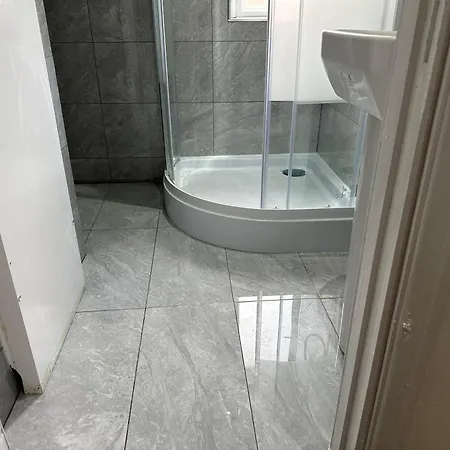 Double With Free Wifi Keedonwood Road Guest house