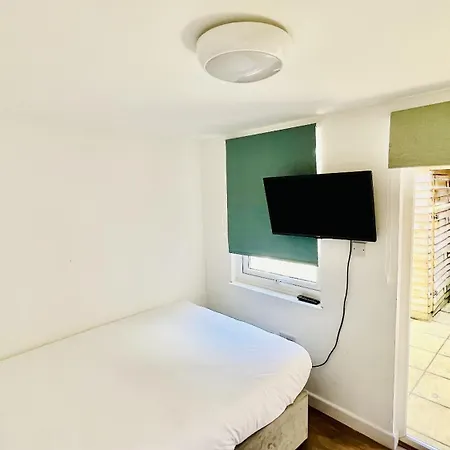 Prázdninový dům Wood Budget - Next To Mall & Metro Station - 10 Min To Center *