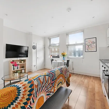 Family Friendly - Stylish Kentish Town Apartment