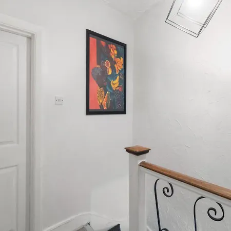 Downshill Way Lovely 4 Bedroom In *