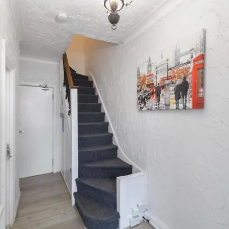 Downshill Way Lovely 4 Bedroom In *