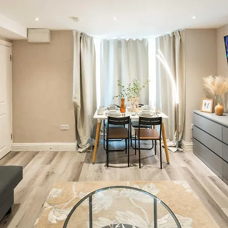 Rd Central-cozy-westfields-2bed-new-westfields- Apartment *
