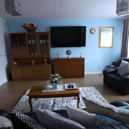 Beautiful 4 Bed House In Cul-de-sac Holiday home