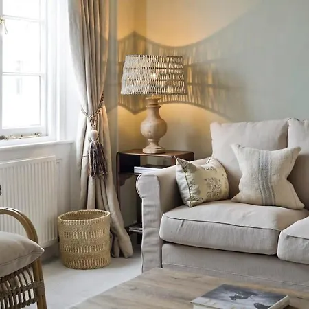 Fabulous 3 Bed Flat Chelsea