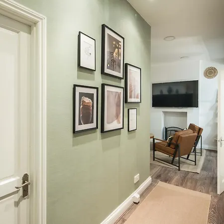 Apartment Bd Kensingtonolympia-newly Renovated 3bed London